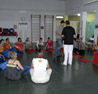 Vista general del aula con los alumnos sentados en el suelo